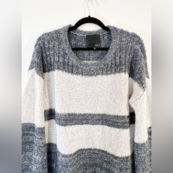 FATE by LFD Gray & White Bell Bottom Sleeve Crew Neck Sweater, Size M - Picture 2 of 6
